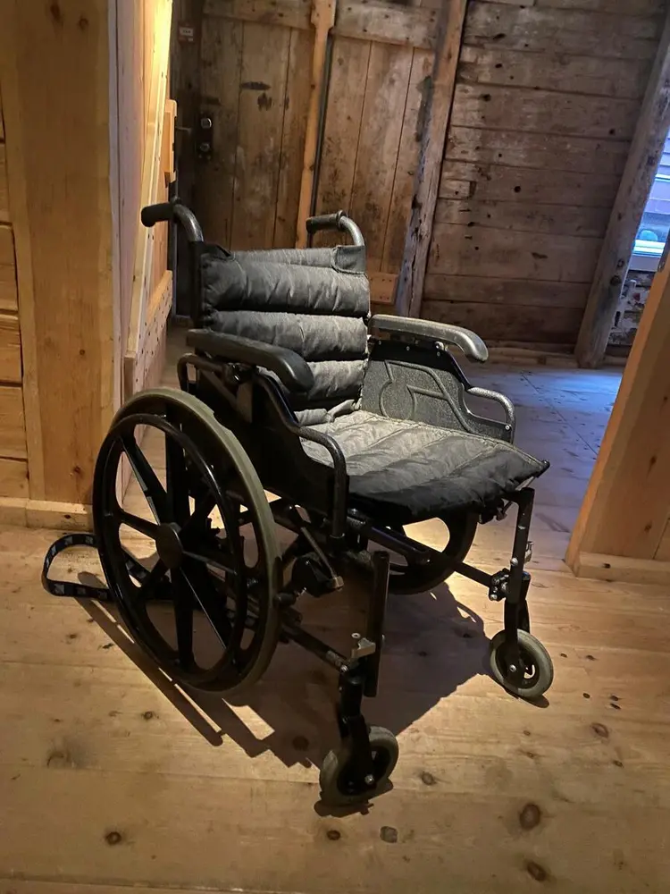 Bildet viser rullestolen som er tilgjengelig ved behov på museet