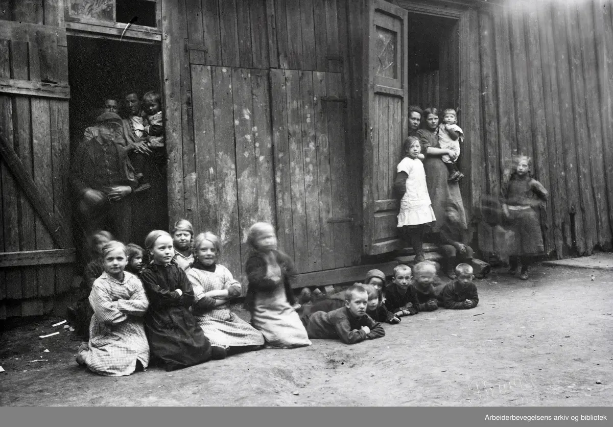Kommunale nødboliger (Arctanderbrakkene) i Stavangergata på Sagene, 1911.