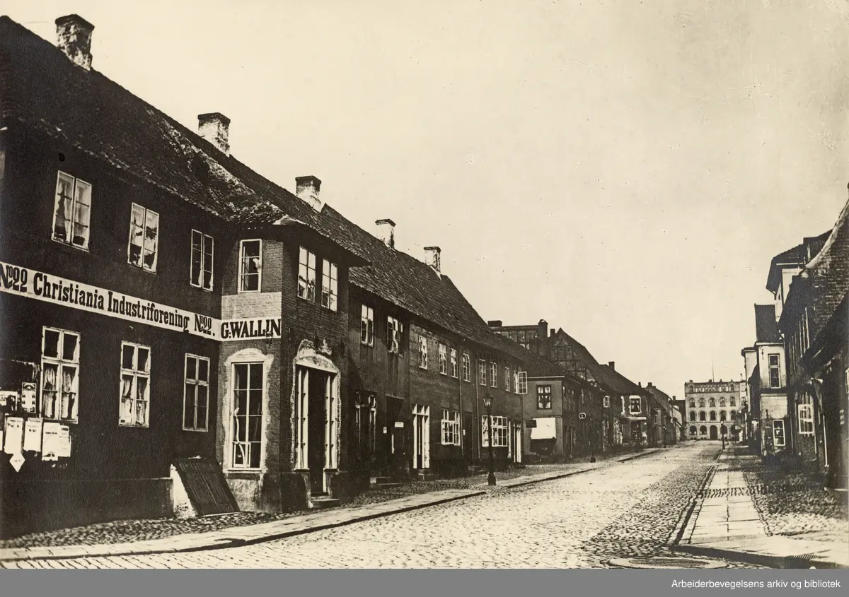 Tollbodgaten i Kristiania/Oslo. Kopiert av Johannes Holmsen etter en original av fotograf Henry Rosling fra 1865.