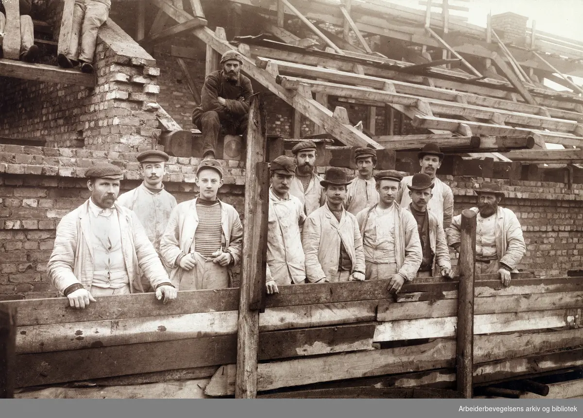 Fra ombyggingen av Folkets Hus på Youngstorget 1907. Sittende øverst: August Torp. Stående fra venstre: Ukjent, senere viseordfører og rådmann Sverre Iversen, Gulbrandsen, Markussen, Lysgaard, Hans Braathen, Oskar Dioseth, Wilhelm Torp, Anton Andresen og Johan Arnesen.