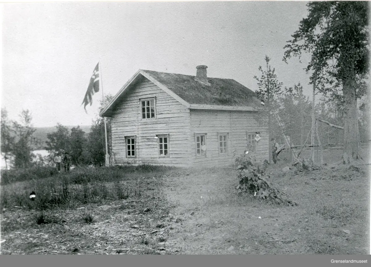 Skogvokterboligen Nesheim på Vaggetem. En person til høyre for huset og to personer til venstre for huset. 
