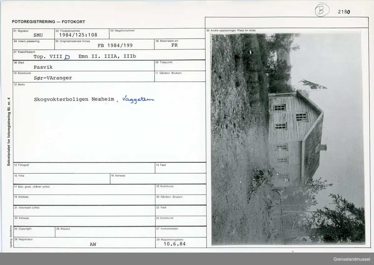 Skogvokterboligen Nesheim på Vaggetem. En person til høyre for huset og to personer til venstre for huset. 