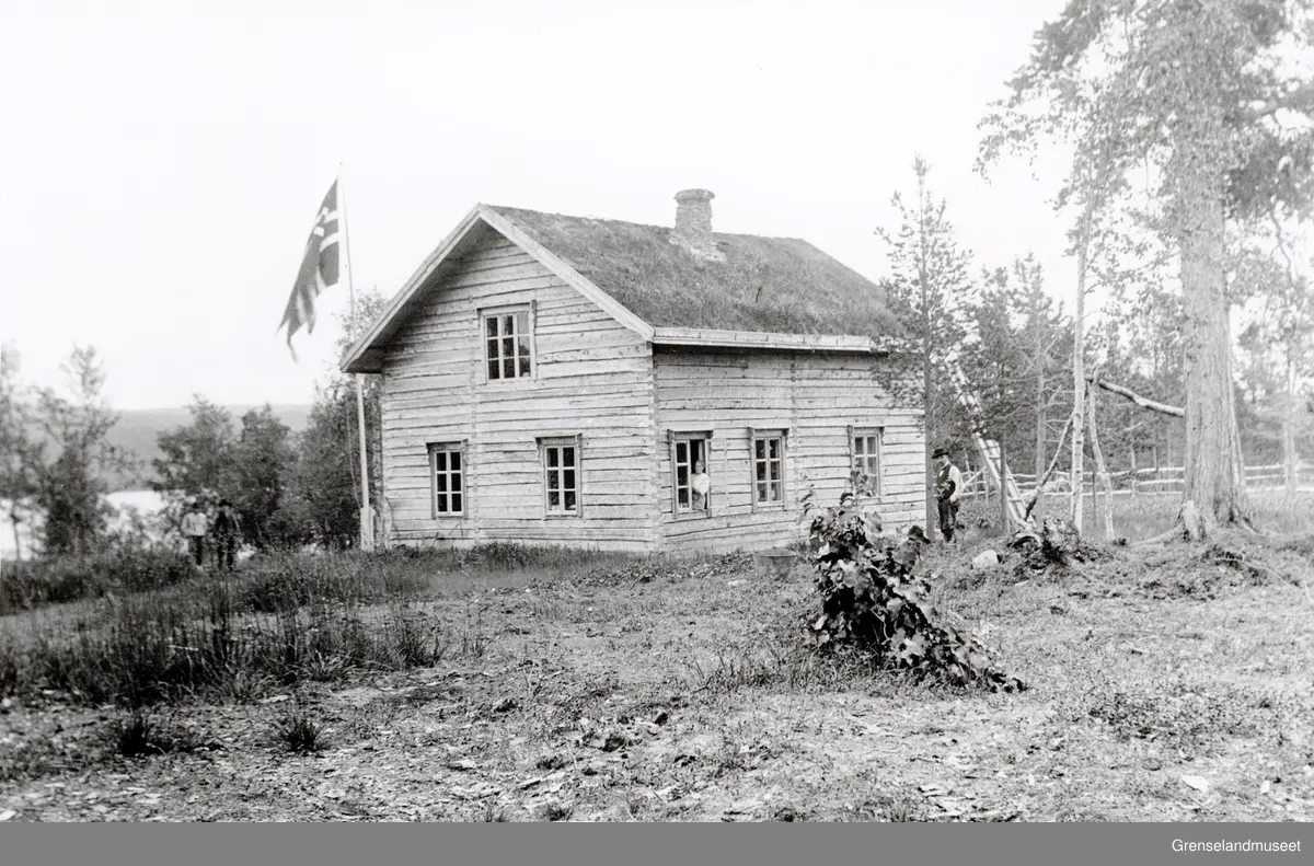 Skogvokterboligen Nesheim på Vaggetem. En person til høyre for huset og to personer til venstre for huset. 