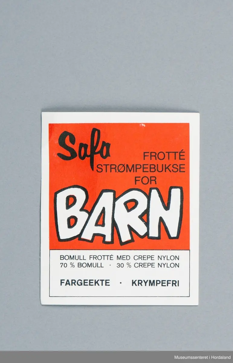 Raud Safa barnestrømpebukse for barn i frottéstoff, pakka i plastemballasje og produktinformasjon.