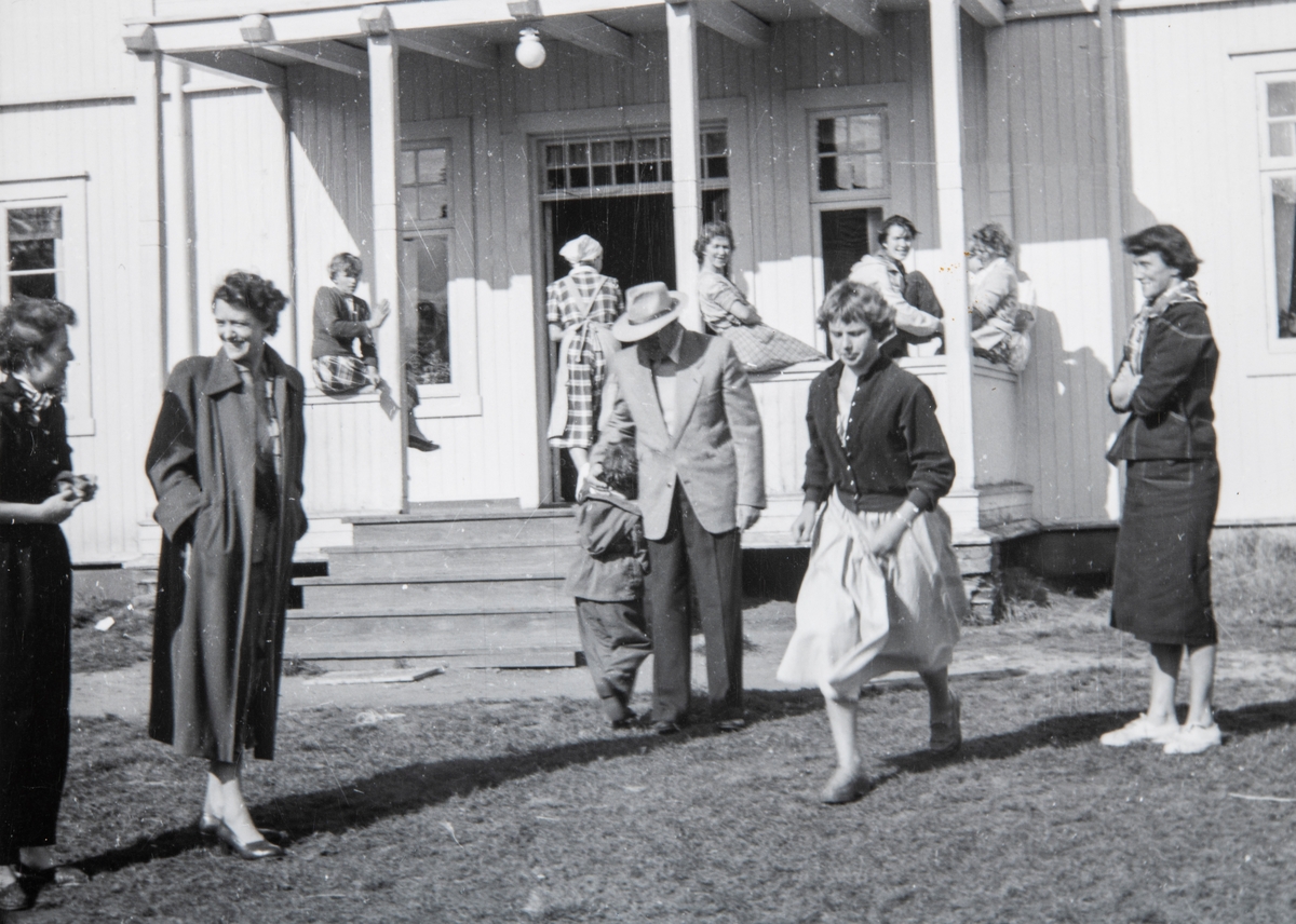Grylling barnepensjonat og sommerleir, Løten.
Inger Karterud nr. to fra venstre og mannen Jon Karterud med hatt midt i bildet. Garden Grylling vestre, Nordbygda, Løten. 1950-tallet. Grylling barnepensjonat og sommerleir.