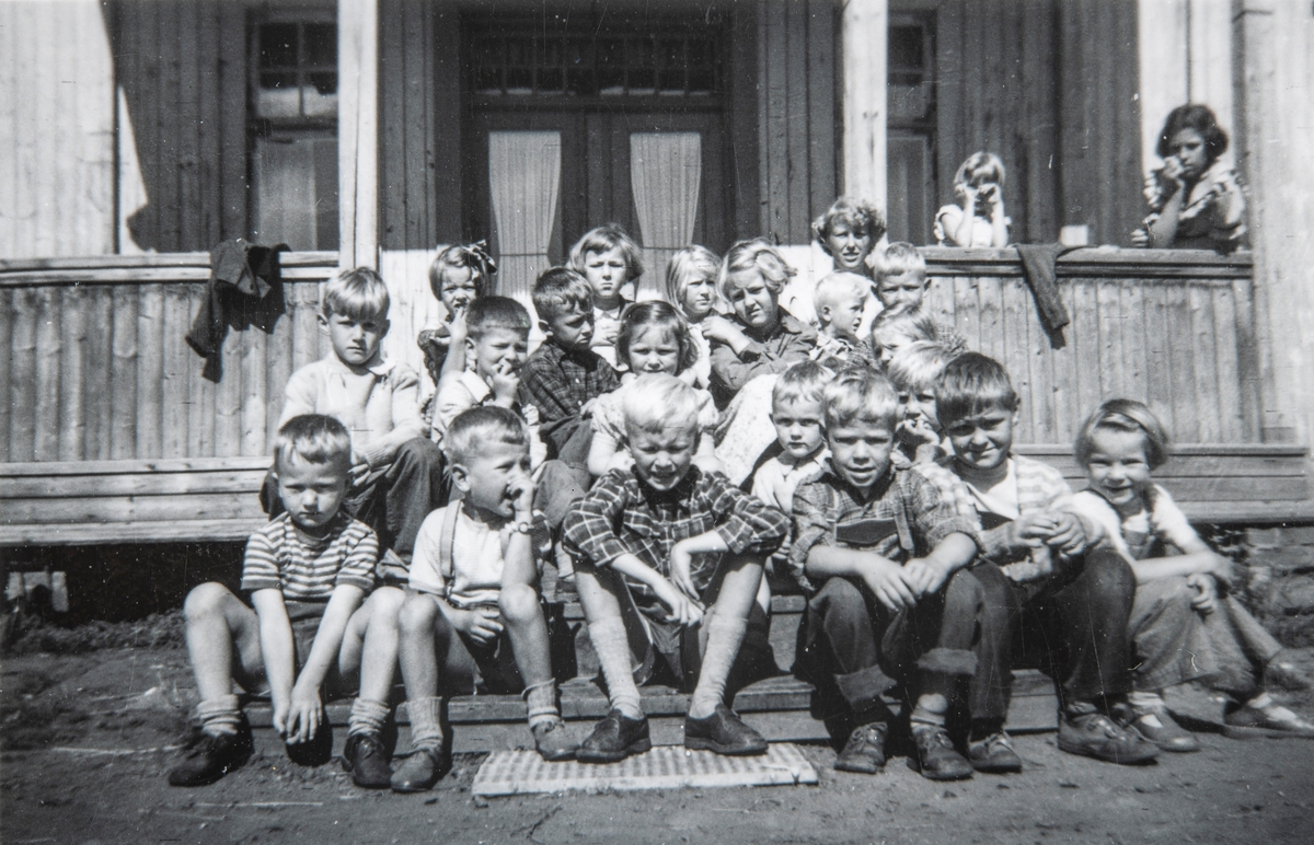 Grylling barnepensjonat og sommerleir, Løten. Barna sittende på trappen foran hovedhuset på Garden Grylling vestre, Nordbygda, Løten. 
1948–1950. Grylling barnepensjonat og sommerleir.