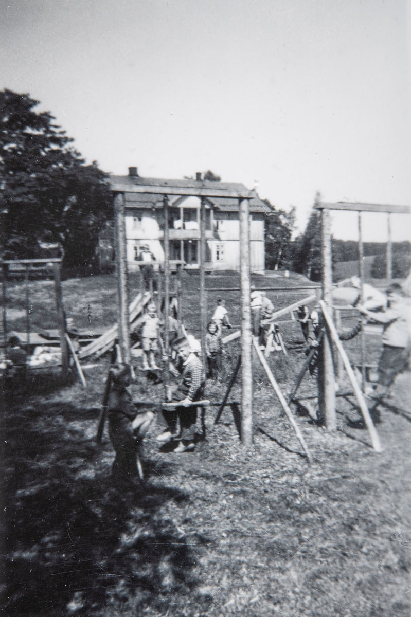 Grylling barnepensjonat og sommerleir, Løten. De første lekeapparatene er på plass. Barn i lek på tunet på Garden Grylling vestre, Nordbygda, Løten. 
Ca. 1950. Grylling barnepensjonat og sommerleir.