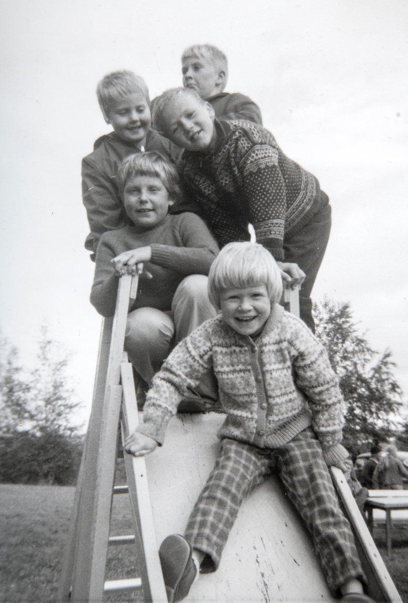 Grylling barnepensjonat og sommerleir, Løten. Mange aktiviteter å finne på ute på gardstunet, lekeapparater, sklie, barn.
Garden Grylling vestre, Nordbygda, Løten. 1950-tallet. Grylling barnepensjonat og sommerleir.