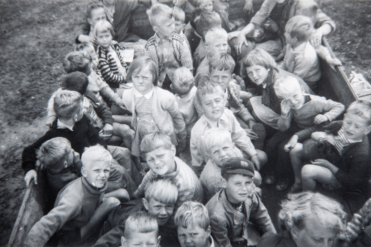 Grylling barnepensjonat og sommerleir, Løten. Barn på tur, sittende på lasteplanet til lastebilen.
Garden Grylling vestre, Nordbygda, Løten. 1950-tallet. Grylling barnepensjonat og sommerleir.