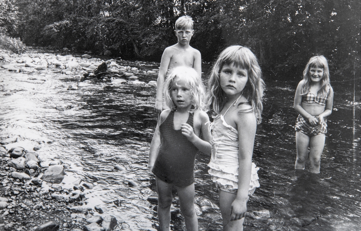 Grylling barnepensjonat og sommerleir, Løten. Barn bader i Fura ved Karterudskjæret. Garden Grylling vestre, Nordbygda, Løten. 1950-tallet.