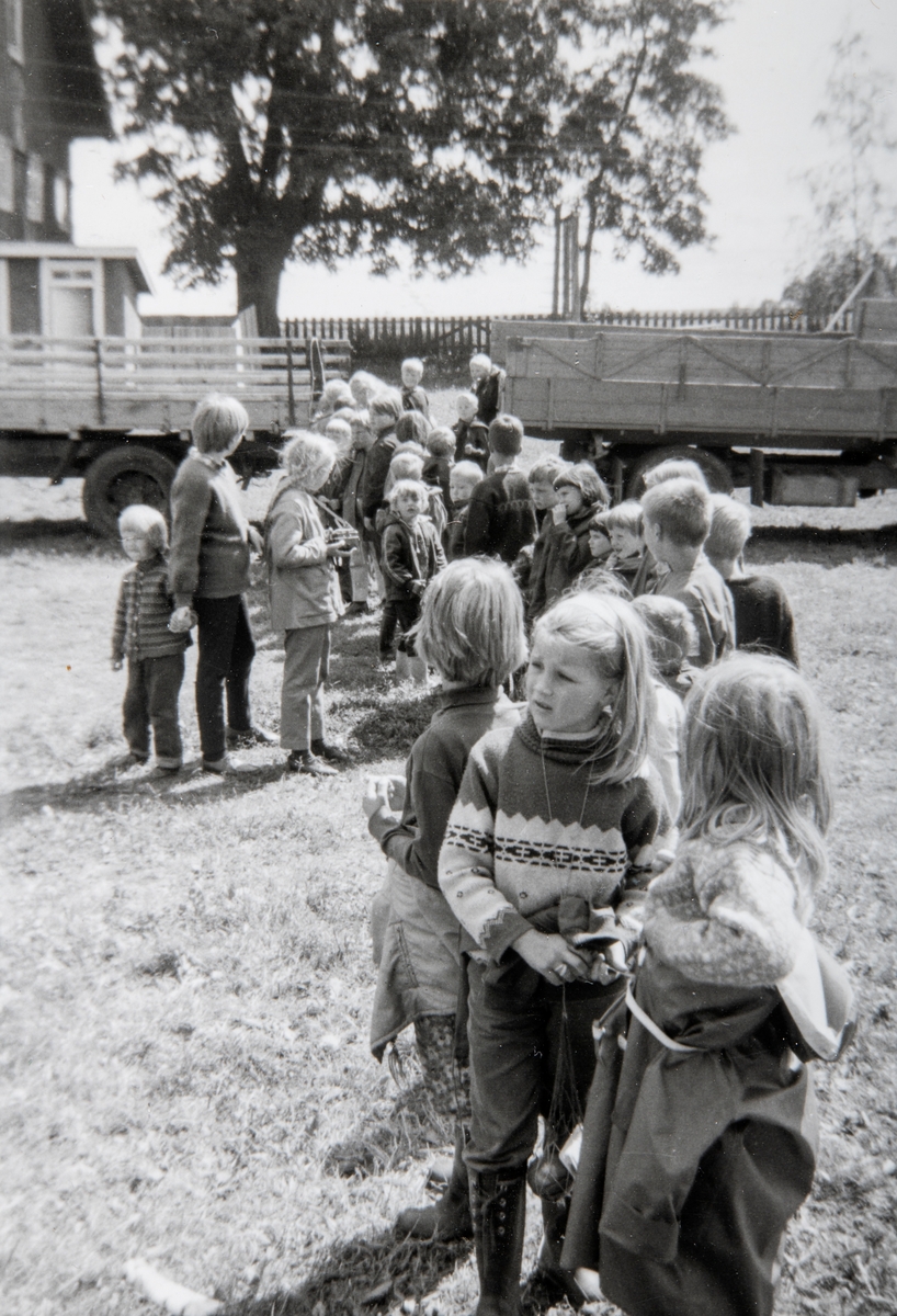 Grylling barnepensjonat og sommerleir, Løten. Barn står i kø. Garden Grylling vestre, Nordbygda, Løten. 1950-tallet.