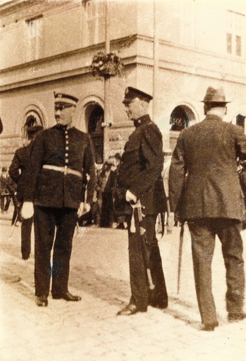 Stadsfiskal Wieslander och konstapel Oskar Palmqvist i hörnet Storgatan/Kungsgatan (Stortorget), 1923.