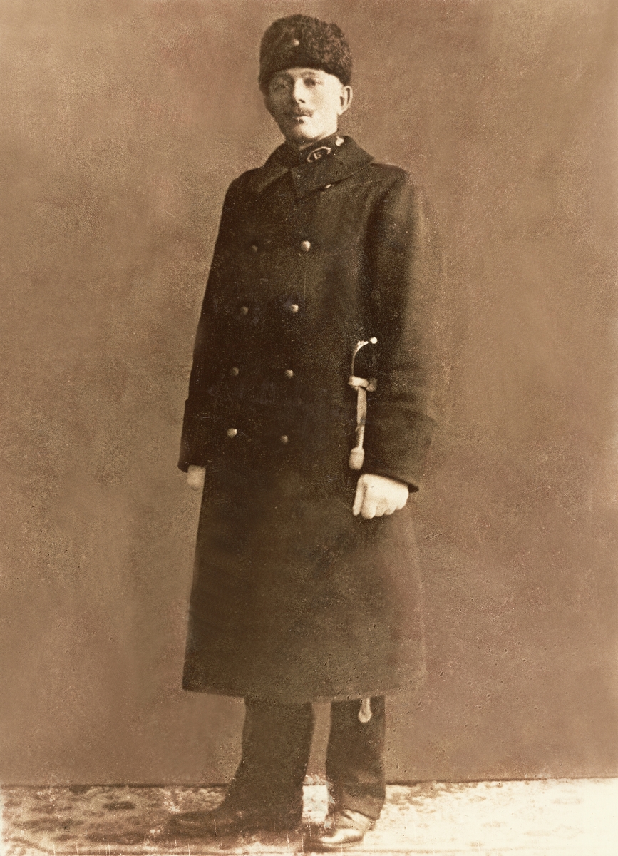 Poliskonstapel Arvid Rydenmark i vinteruniform, Växjö 1913. 
Helfigur, ateljéfoto.