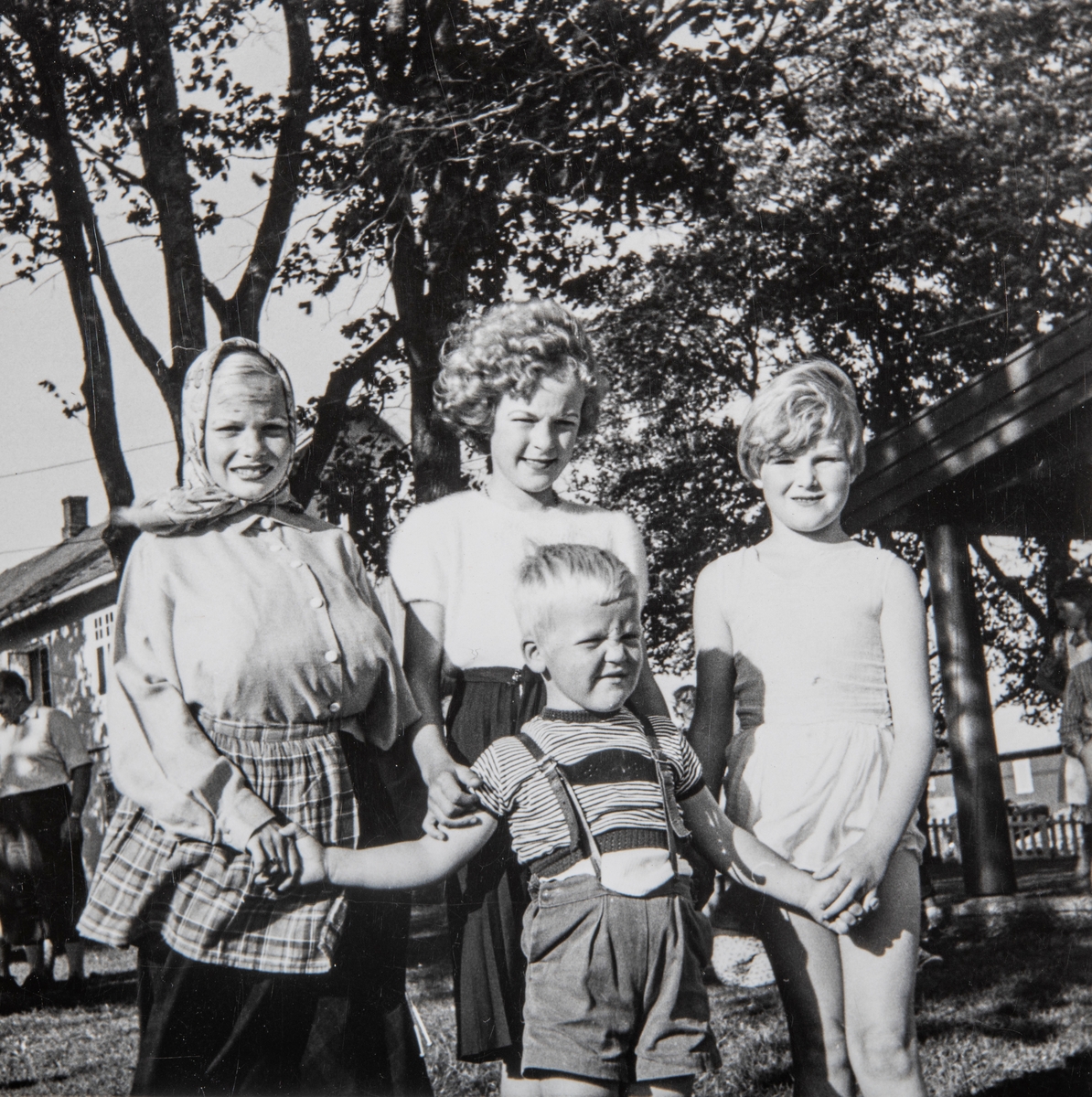 Grylling barnepensjonat og sommerleir, Løten. Skuespill og teater, barn som kler seg ut med kostymer. Garden Grylling vestre, Nordbygda, Løten. 1950-tallet.