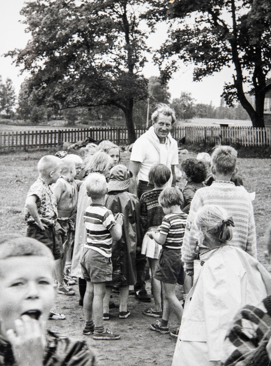Grylling barnepensjonat og sommerleir, Løten. Tomm Murstad omkranset av barn. Det var stor stas da han kom på besøk.
Garden Grylling vestre, Nordbygda, Løten. 1950-tallet.