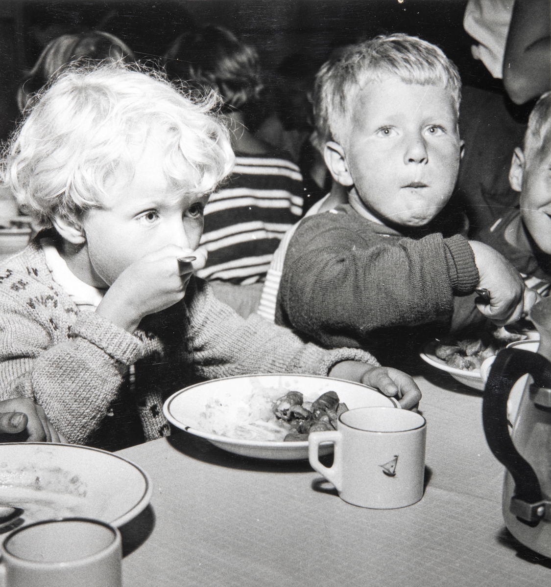 Grylling barnepensjonat og sommerleir, Løten. Fra spisesalen. Barna fikk servert god og næringsrik mat på
Grylling barnepensjonat og sommerleir, garden Grylling vestre, Nordbygda, Løten.
