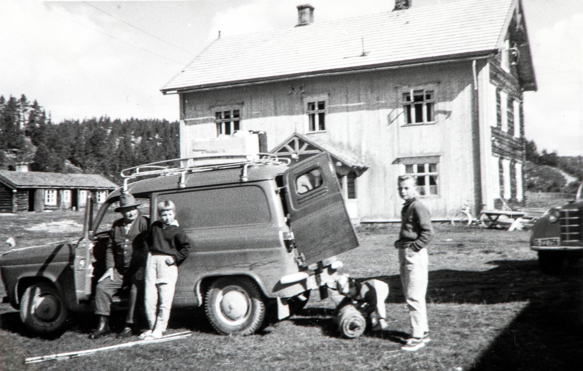 På ferietur til Sollia i ca. 1960. Fra venstre: Sigurd Elisenberg, Wenche Furulund, Rune Simensen.