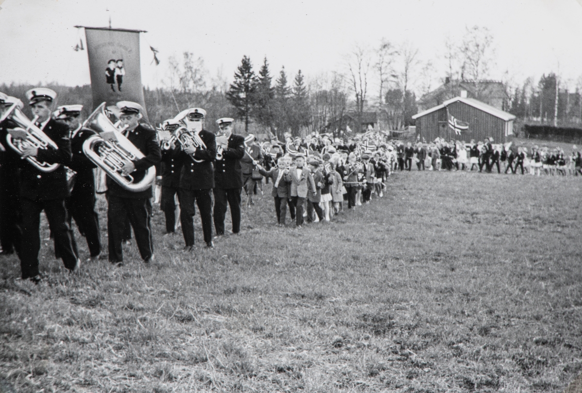 17. mai feiring, skoletog, musikkorps, Ottestad i Stange.