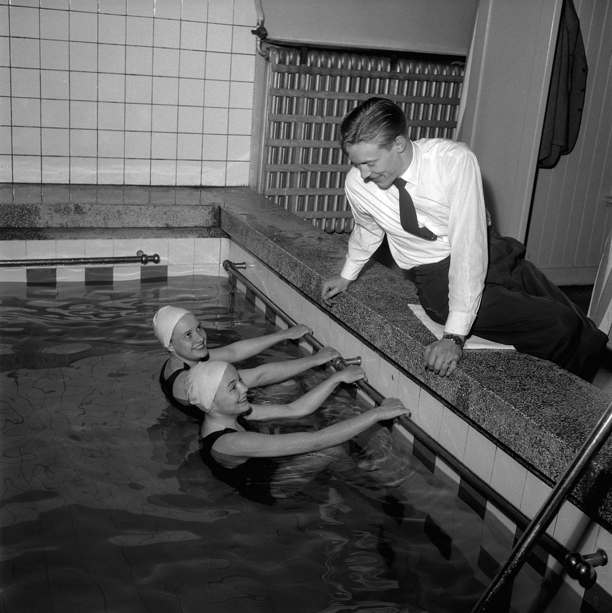 Badhuset i hörnet av Repslagaregatan-Badhusgatan var länge det som erbjöds Linköpingsborna av varmbad. Det hade öppnats redan 1884 och bestod tills den nya simhallen utmed Hamngatan stod klar 1965. Trots lång tid i funktion är få bilder av byggnadens interiör kända. Här två ur en serie från 1955 i syfte att publiceras i Aftonbladet.