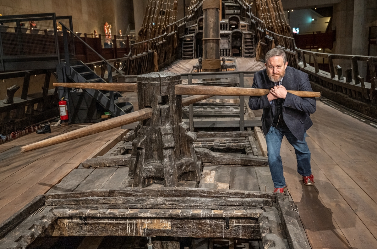  Forskningsledare Fred Hocker ombord på skeppet Vasa.