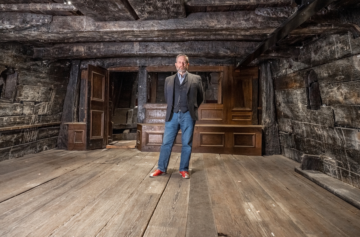  Forskningsledare Fred Hocker ombord på skeppet Vasa.