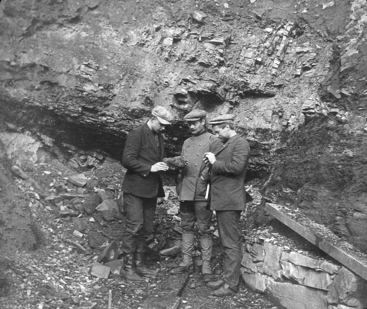 Green Harbour Gruveåpning Geologi Menn Ingeniører Tekst med bildet: Jens Bay, Westby, Henriksen. 1912. 1912. G.H. Dag. (J. Bay, Westby, Henriksen)