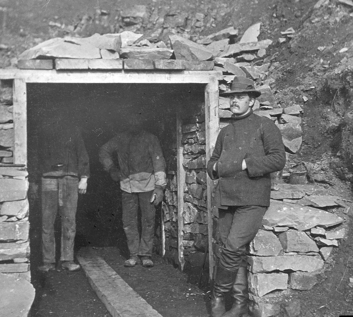 Gruveinngang i Grønfjorden, Green Harbour Grønfjorden Gruveinngang Gruveinnslag Gruvedrift Gruveåpning Menn Arbeidere Ingeniør Karl Bay utenfor Gruve Dag. Bildet er tatt rundt 1912. Tekst med bildet: 1921  G.H.  (Green Harbour)  Dag  grube - (Bay)=ing. Karl. GH.  Grube DAG  Ingeniør Karl Bay  1912