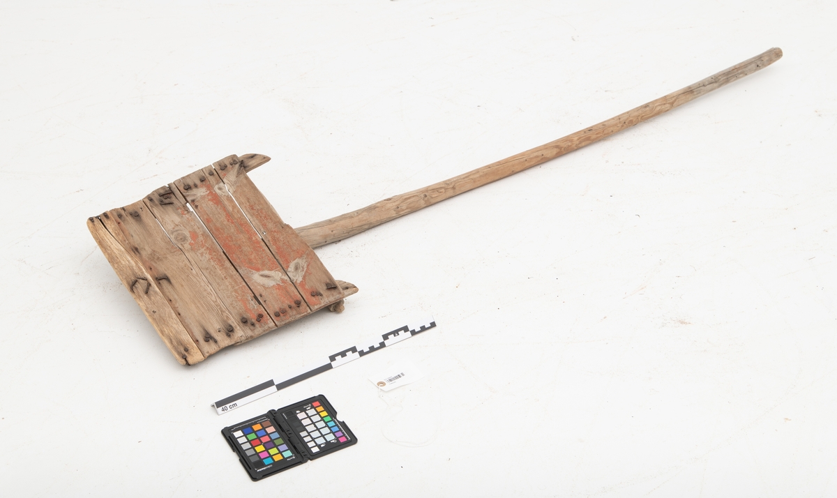 Skuffe, brukt til å skyve snø til side på steder der folk skulle ferdes vinterstid. Redskapet består av et 156 centimeter langt treskaft, lagd av den barkete stammen på ei sågran. I den groveste enden av dette skaftet er det påspikret  et noenlunde rektangulært trebrett, cirka 38 X 30 cenntimeter. Dette brettet, som skulle brukes til å skyve eller kaste snøen til sides, er lagd av tynne (cirka 0,5 centimeter) kassebord. Denne dimensjonen ble sannsynligvis valgt med sikte på at skuffa eller skyffelen helst skulle være forholdsvis lett. Nederst, mot bakken, der påkjenningene kunne bli noe større, er det brukt ei noe grovere lekt. Den øvre enden av trebrettet er spikret mot ei tverrlekt som bidro til at brettet fikk en noe brattere vinkel under bruk enn det ville hatt om også den øvre enden hadde vært spikret rett på skaftet.

Opprinnelig registrerings beskrivelse: 
«Rundt avsmalende skaft festet til brettets bakside med 4 spiker nederst og 1 øverst i delvis avrundet stokk som er spikret på brettets labanker. Dermed danner skaftet en vinkel med brettet. Kantene på to bord (37, 8x12, 5x0, 6 cm) er festet til labankene med spiker og utgjør brettets øvre del. Det øverste bordet er skadd. Nederst et tykkere bord (ender h. h. v. 1, 5 og 1 cm). Snøskuffa er mottatt sammen med annet utstyr.»