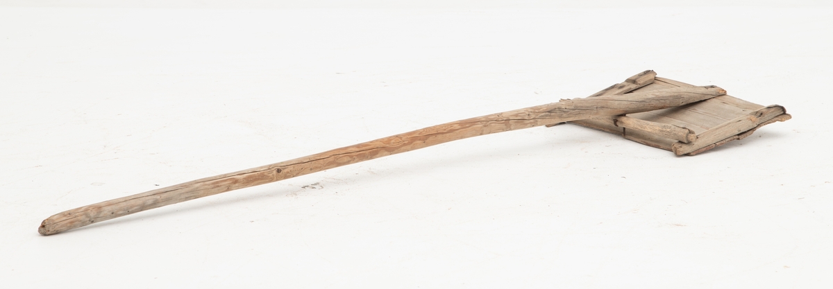 Skuffe, brukt til å skyve snø til side på steder der folk skulle ferdes vinterstid. Redskapet består av et 156 centimeter langt treskaft, lagd av den barkete stammen på ei sågran. I den groveste enden av dette skaftet er det påspikret  et noenlunde rektangulært trebrett, cirka 38 X 30 cenntimeter. Dette brettet, som skulle brukes til å skyve eller kaste snøen til sides, er lagd av tynne (cirka 0,5 centimeter) kassebord. Denne dimensjonen ble sannsynligvis valgt med sikte på at skuffa eller skyffelen helst skulle være forholdsvis lett. Nederst, mot bakken, der påkjenningene kunne bli noe større, er det brukt ei noe grovere lekt. Den øvre enden av trebrettet er spikret mot ei tverrlekt som bidro til at brettet fikk en noe brattere vinkel under bruk enn det ville hatt om også den øvre enden hadde vært spikret rett på skaftet.

Opprinnelig registrerings beskrivelse: 
«Rundt avsmalende skaft festet til brettets bakside med 4 spiker nederst og 1 øverst i delvis avrundet stokk som er spikret på brettets labanker. Dermed danner skaftet en vinkel med brettet. Kantene på to bord (37, 8x12, 5x0, 6 cm) er festet til labankene med spiker og utgjør brettets øvre del. Det øverste bordet er skadd. Nederst et tykkere bord (ender h. h. v. 1, 5 og 1 cm). Snøskuffa er mottatt sammen med annet utstyr.»