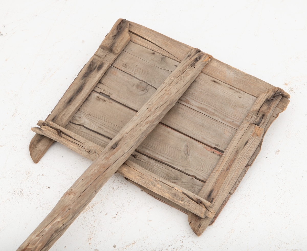 Skuffe, brukt til å skyve snø til side på steder der folk skulle ferdes vinterstid. Redskapet består av et 156 centimeter langt treskaft, lagd av den barkete stammen på ei sågran. I den groveste enden av dette skaftet er det påspikret  et noenlunde rektangulært trebrett, cirka 38 X 30 cenntimeter. Dette brettet, som skulle brukes til å skyve eller kaste snøen til sides, er lagd av tynne (cirka 0,5 centimeter) kassebord. Denne dimensjonen ble sannsynligvis valgt med sikte på at skuffa eller skyffelen helst skulle være forholdsvis lett. Nederst, mot bakken, der påkjenningene kunne bli noe større, er det brukt ei noe grovere lekt. Den øvre enden av trebrettet er spikret mot ei tverrlekt som bidro til at brettet fikk en noe brattere vinkel under bruk enn det ville hatt om også den øvre enden hadde vært spikret rett på skaftet.

Opprinnelig registrerings beskrivelse: 
«Rundt avsmalende skaft festet til brettets bakside med 4 spiker nederst og 1 øverst i delvis avrundet stokk som er spikret på brettets labanker. Dermed danner skaftet en vinkel med brettet. Kantene på to bord (37, 8x12, 5x0, 6 cm) er festet til labankene med spiker og utgjør brettets øvre del. Det øverste bordet er skadd. Nederst et tykkere bord (ender h. h. v. 1, 5 og 1 cm). Snøskuffa er mottatt sammen med annet utstyr.»