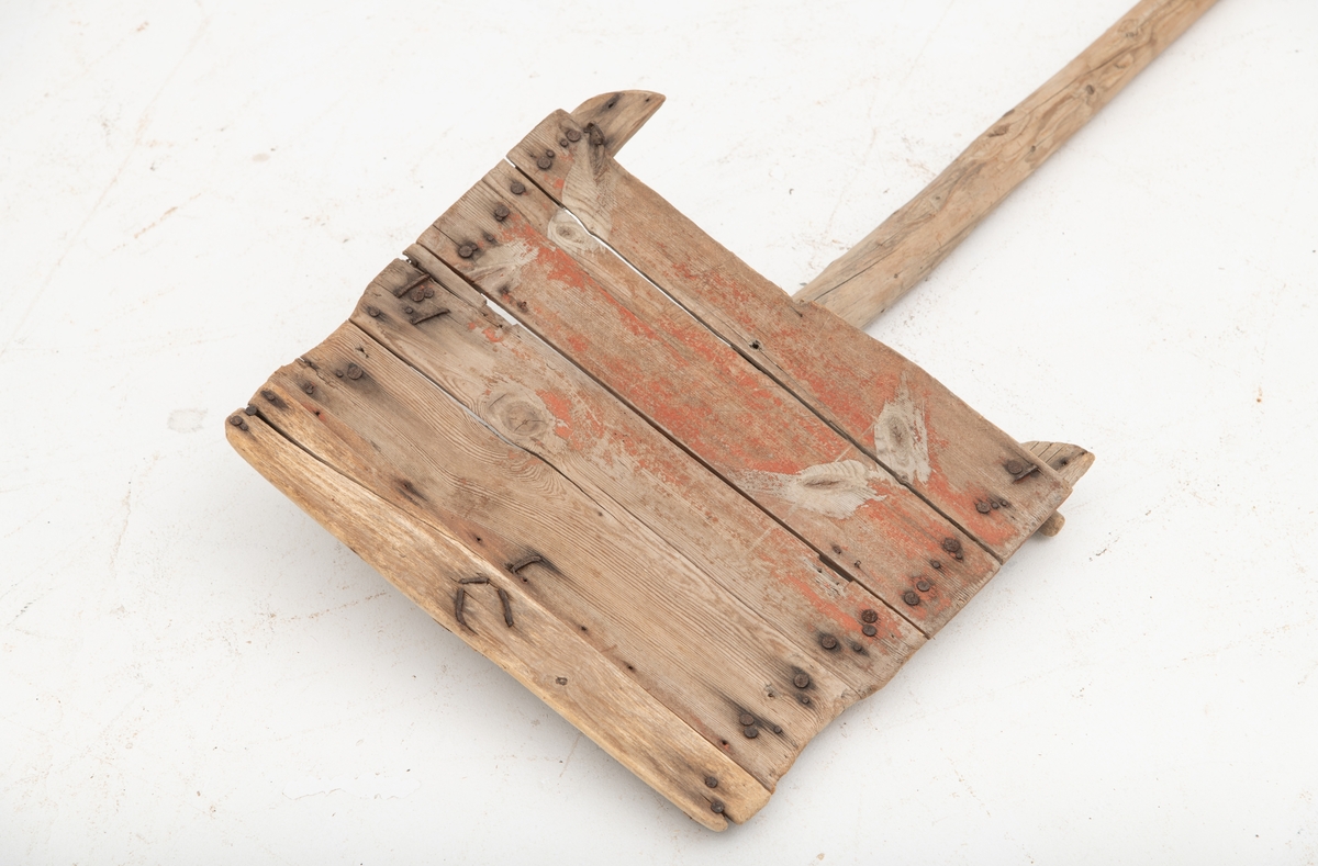 Skuffe, brukt til å skyve snø til side på steder der folk skulle ferdes vinterstid. Redskapet består av et 156 centimeter langt treskaft, lagd av den barkete stammen på ei sågran. I den groveste enden av dette skaftet er det påspikret  et noenlunde rektangulært trebrett, cirka 38 X 30 cenntimeter. Dette brettet, som skulle brukes til å skyve eller kaste snøen til sides, er lagd av tynne (cirka 0,5 centimeter) kassebord. Denne dimensjonen ble sannsynligvis valgt med sikte på at skuffa eller skyffelen helst skulle være forholdsvis lett. Nederst, mot bakken, der påkjenningene kunne bli noe større, er det brukt ei noe grovere lekt. Den øvre enden av trebrettet er spikret mot ei tverrlekt som bidro til at brettet fikk en noe brattere vinkel under bruk enn det ville hatt om også den øvre enden hadde vært spikret rett på skaftet.

Opprinnelig registrerings beskrivelse: 
«Rundt avsmalende skaft festet til brettets bakside med 4 spiker nederst og 1 øverst i delvis avrundet stokk som er spikret på brettets labanker. Dermed danner skaftet en vinkel med brettet. Kantene på to bord (37, 8x12, 5x0, 6 cm) er festet til labankene med spiker og utgjør brettets øvre del. Det øverste bordet er skadd. Nederst et tykkere bord (ender h. h. v. 1, 5 og 1 cm). Snøskuffa er mottatt sammen med annet utstyr.»