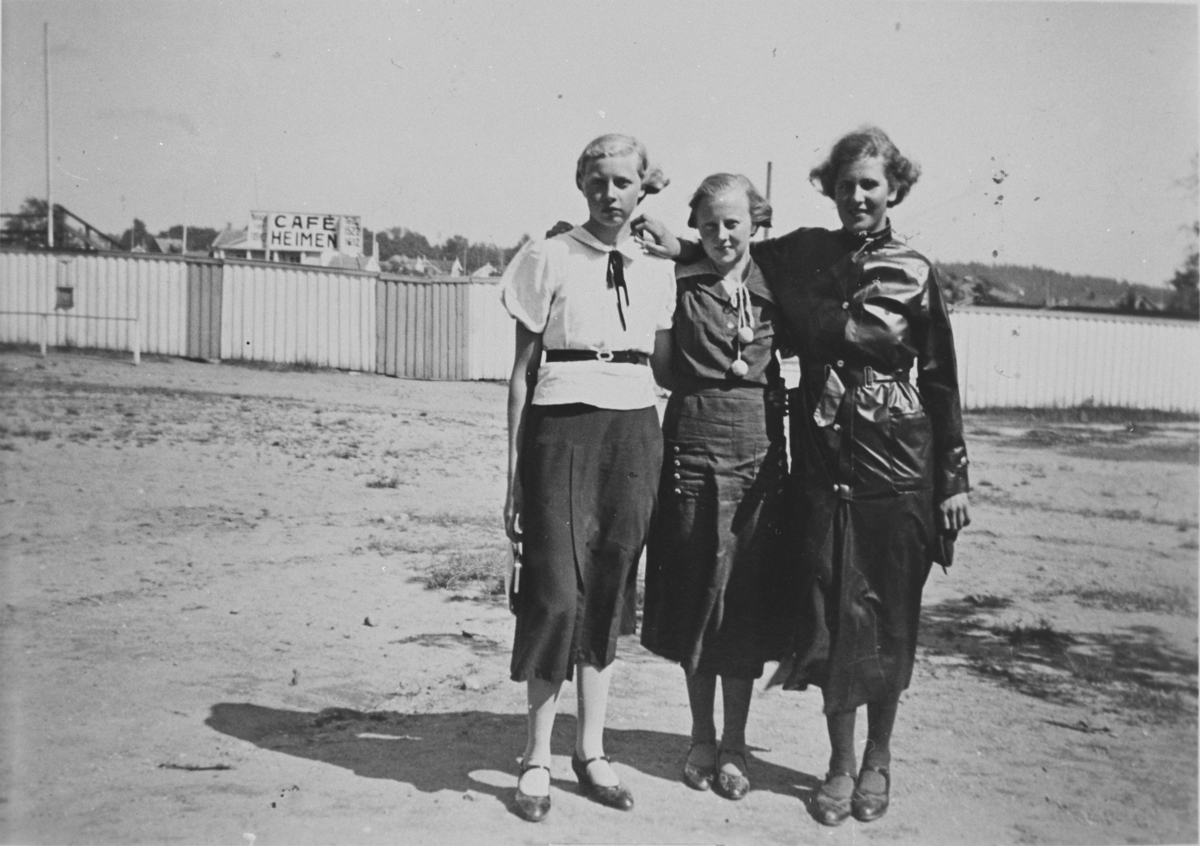 Ungdomslaget "Tor" i Larvik, etter en tur i Bøkeskogen, foran café Heimen i 1937.
Åse Elverum Skatvedt, Mathilde Skatvedt og Gudrun Egen Kopseng.