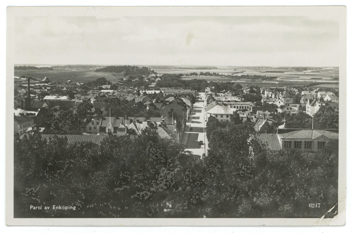 Vykort med panoramabild över Enköping. Bilden är fotograferad från Vårfrukyrkan och gatan man ser rakt fram är Kyrkogatan.