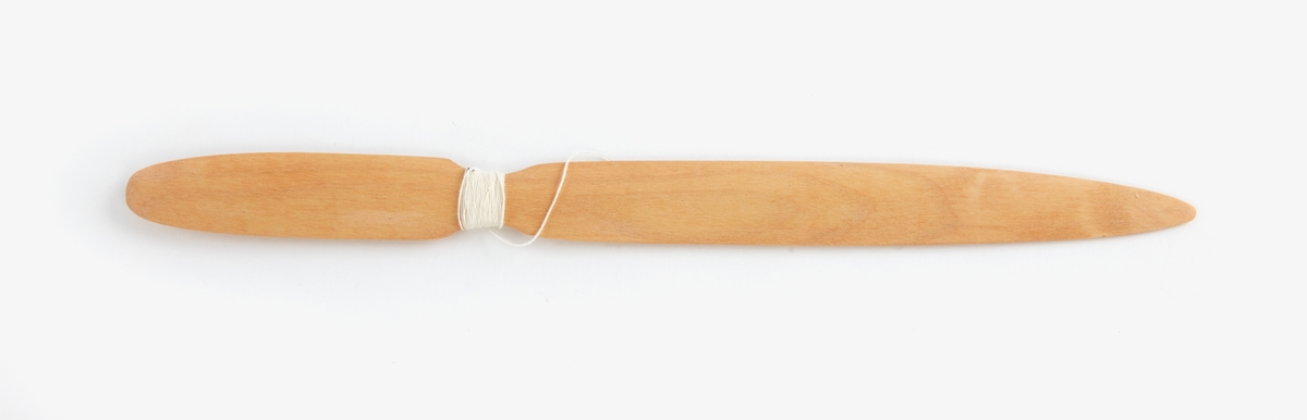 Bandkniv av ljust trä. Handtag och knivblad med spetsovalt tvärsnitt. Inskuret parti mellan skaft och blad med pålindad tråd.

Bandkniven har varit monterad i DM's vandringsutställning om band.