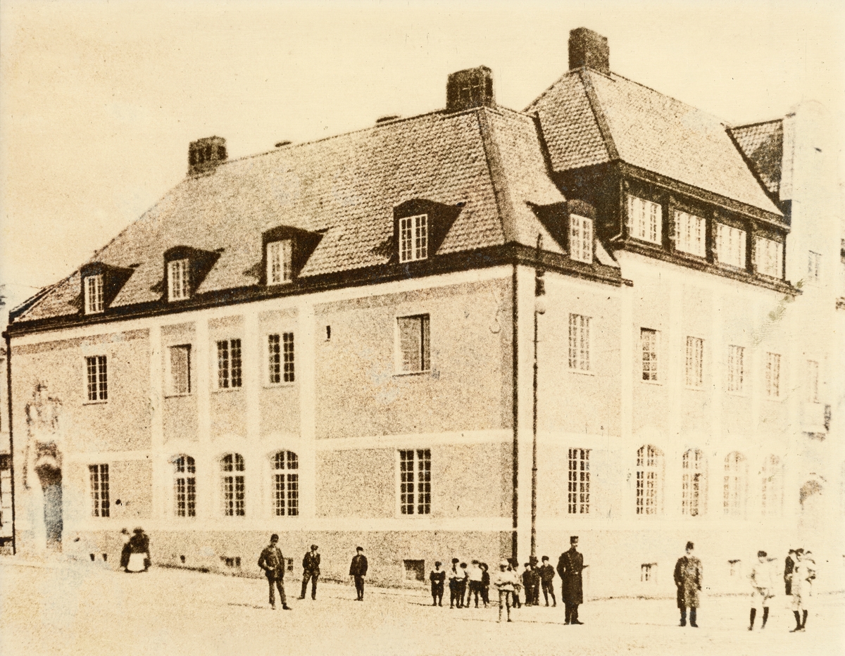 Dåv. Riksbankshuset vid Kronobergsgatan, (med postkontor till höger), 1911. Något till höger syns poliskonstapel Gustaf Hall. Han och fotografen är ivrigt beskådade av ett gäng pojkar.