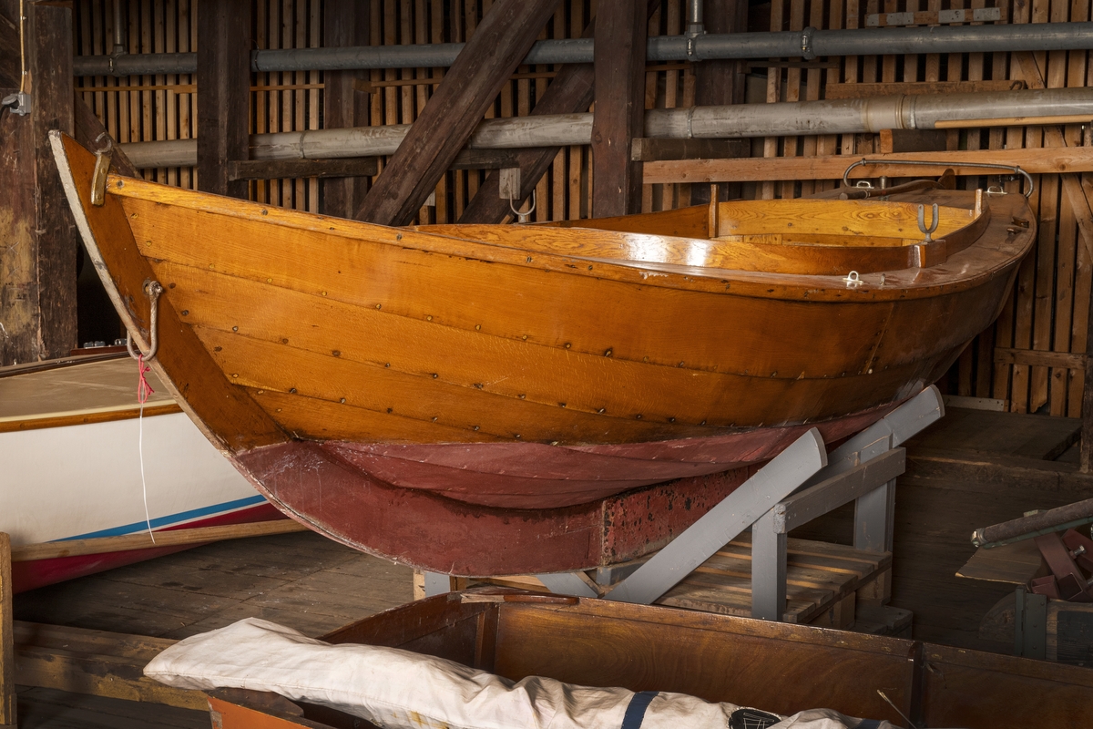 Blekingeeka, klinkbyggd segelbåt i ek, byggår okänt. Längd 5,06 meter. Bredd 1,67 meter.