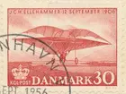 Frimärke ur Gösta Bodmans filatelistiska motivsamling, påbörjad 1950.
Frimärke från Danmark, 1956. Motiv av tidigt flygplan, J.C.H. Ellehammer, 12 september 1906. Dansk ingenjör och uppfinnare. Den första flygningen 50 års-minne. 