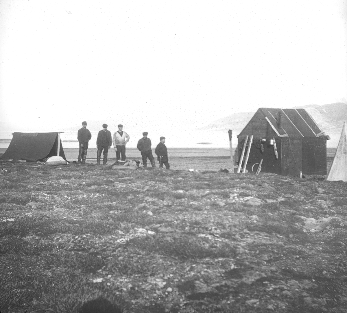 Kings Bay Telt Brakke Menn Ekspedisjon Tekst med bildet: Kings Bay 1911. 1911. Kings Bay. Telt og brakke (Wex)