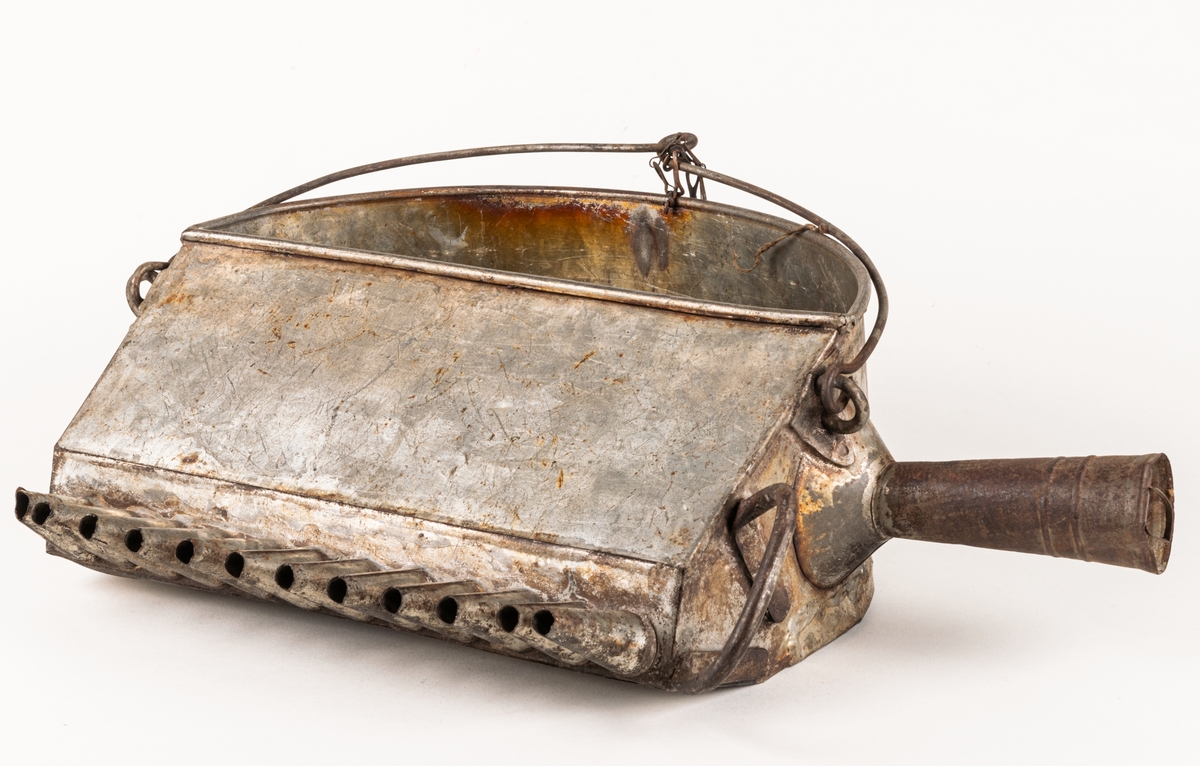 Gjutskopa, plåt, för handgjutning av Läkerol halstabletter, med 12 tapprör. Använd på 1920-talet.