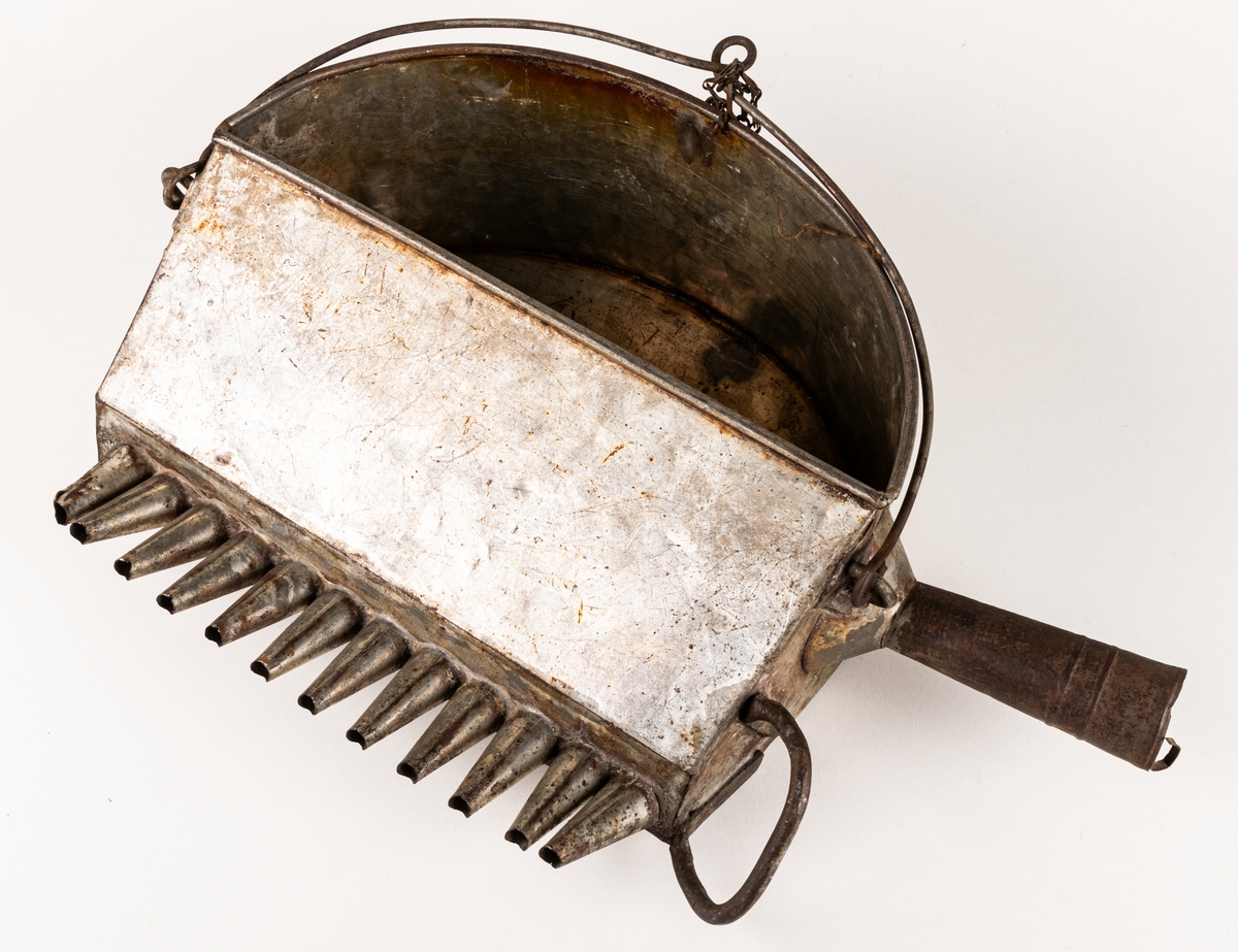 Gjutskopa, plåt, för handgjutning av Läkerol halstabletter, med 12 tapprör. Använd på 1920-talet.