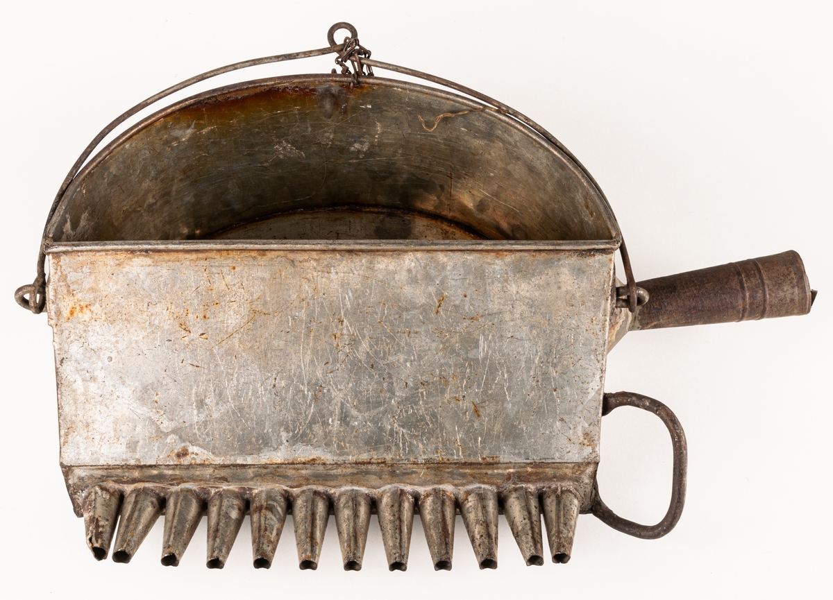 Gjutskopa, plåt, för handgjutning av Läkerol halstabletter, med 12 tapprör. Använd på 1920-talet.