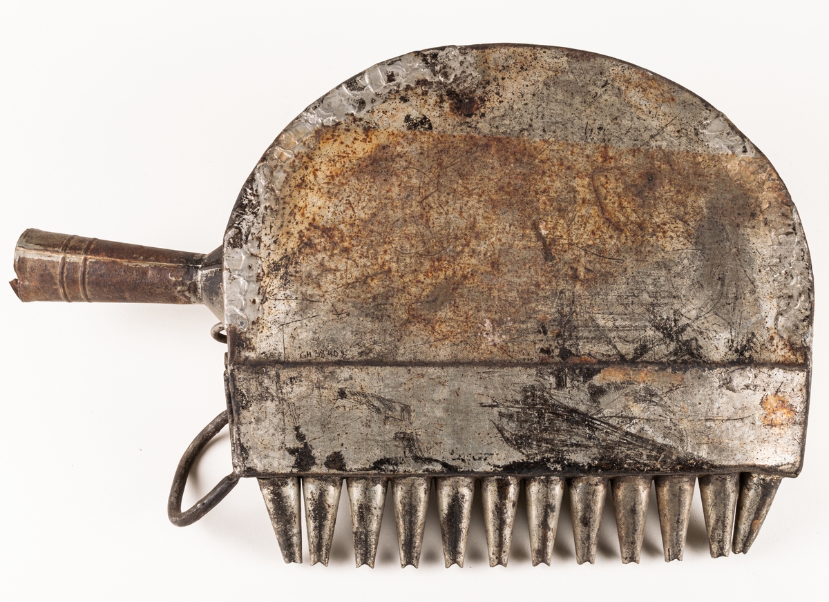 Gjutskopa, plåt, för handgjutning av Läkerol halstabletter, med 12 tapprör. Använd på 1920-talet.