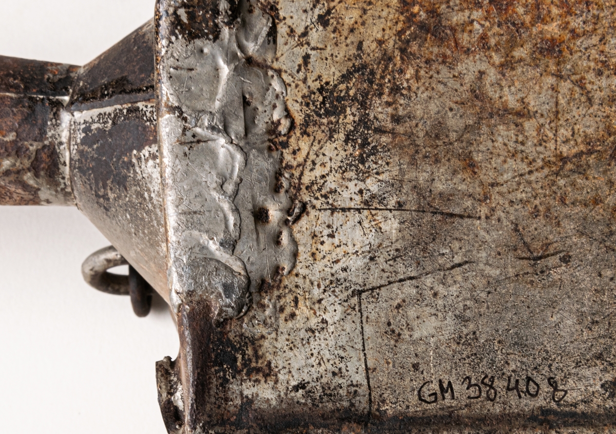 Gjutskopa, plåt, för handgjutning av Läkerol halstabletter, med 12 tapprör. Använd på 1920-talet.