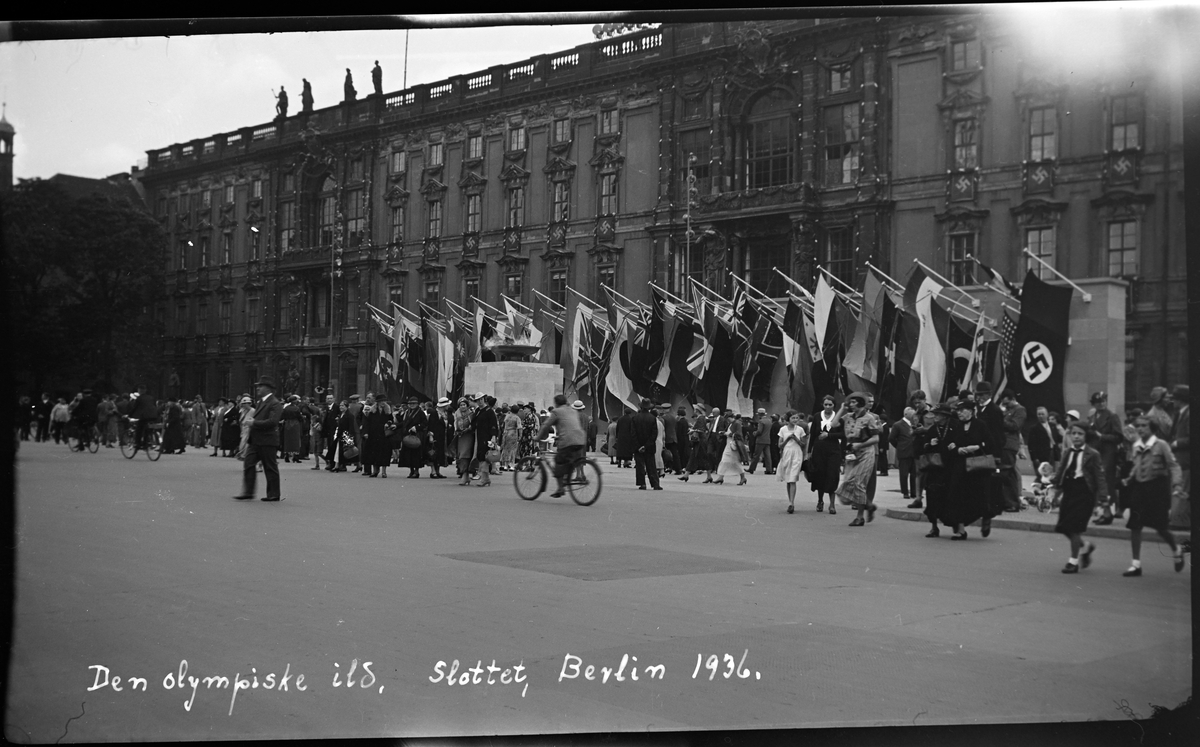 Folkeliv foran slottet i Berlin