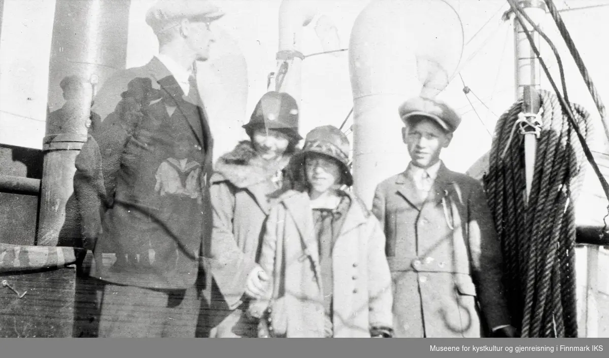 Alfred og Othilie Pedersen med to barn ombord på D/S "Sørøy". 1930-tallet.