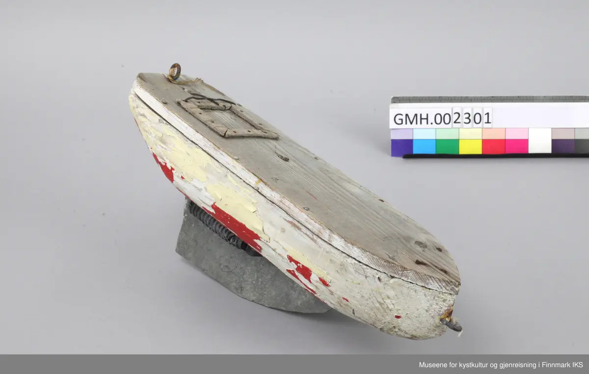 Båten har en massiv kropp med et påspikret dekk. En lasteluke er antydet med små deler av kryssfiner. Bak og foran finnes det en øyekrok til å feste en tau ved. på undersiden er det spikret på en metalldel og en kjøl av blikk. Baugen har rester etter rød og beige maling.