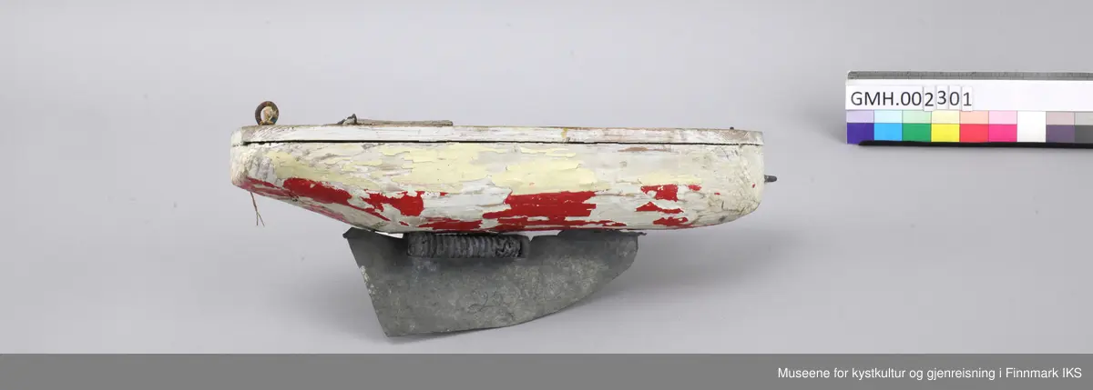 Båten har en massiv kropp med et påspikret dekk. En lasteluke er antydet med små deler av kryssfiner. Bak og foran finnes det en øyekrok til å feste en tau ved. på undersiden er det spikret på en metalldel og en kjøl av blikk. Baugen har rester etter rød og beige maling.