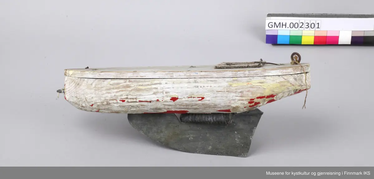 Båten har en massiv kropp med et påspikret dekk. En lasteluke er antydet med små deler av kryssfiner. Bak og foran finnes det en øyekrok til å feste en tau ved. på undersiden er det spikret på en metalldel og en kjøl av blikk. Baugen har rester etter rød og beige maling.