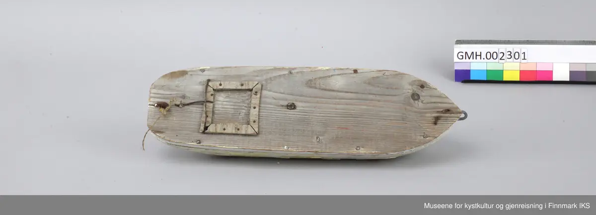 Båten har en massiv kropp med et påspikret dekk. En lasteluke er antydet med små deler av kryssfiner. Bak og foran finnes det en øyekrok til å feste en tau ved. på undersiden er det spikret på en metalldel og en kjøl av blikk. Baugen har rester etter rød og beige maling.