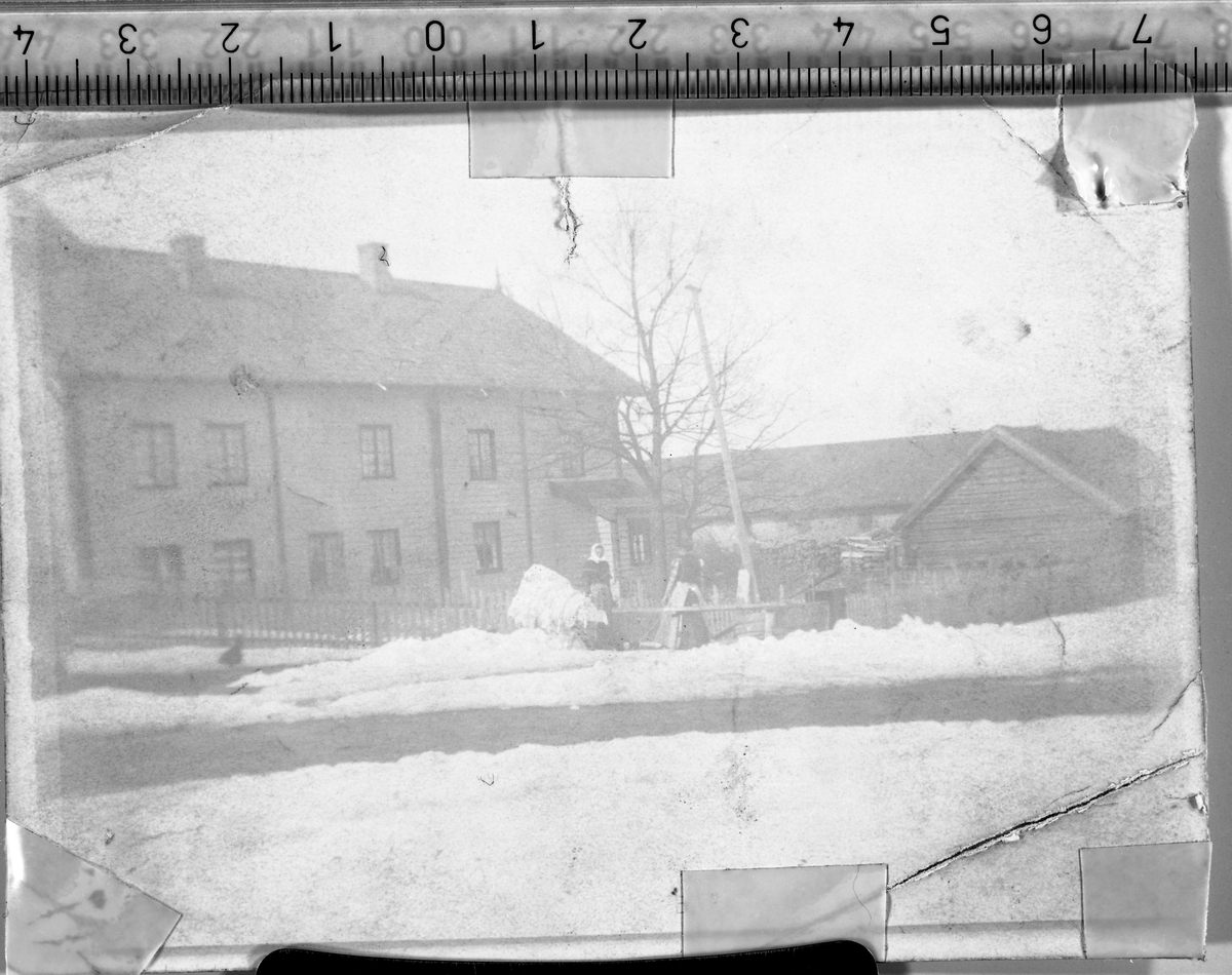 Klesvask på gårdsplassen på Hammerstad søndre i Totenvika på vårparten rundt 1908-10. Sju dentiske bilder, men med litt ulikt lys fra reprooperasjonen. Helene Hermanrud (f.1862) og Marie Håkonsen fra Feiring står ute på gårdsplassen ved vannposten og skyller klærne. Vasken hade foregått inne i størhuset. Helene og Marie hjalp Mina Årsby med klesvasken gjerne 3-4 ganger i året, til jul, til  påske, og gjerne et par ganger på sommeren. Når det var is på Mjøsa skyllet de gjerne klærne i mjøsa.